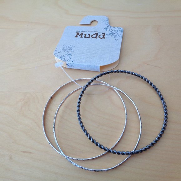 Mudd Bangles Bracelets 3 PC Set Silvertone Twist & Textured NEW - Picture 2 of 3